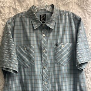 Men’s Billabong short sleeve button down shirt in great condition size XL
